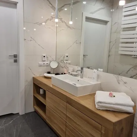 Dolce Wawel Przestronny Apartament Przy Bulwarach Wislanych, Blisko Wawelu I Najwazniejszych Atrakcji Krakowa.